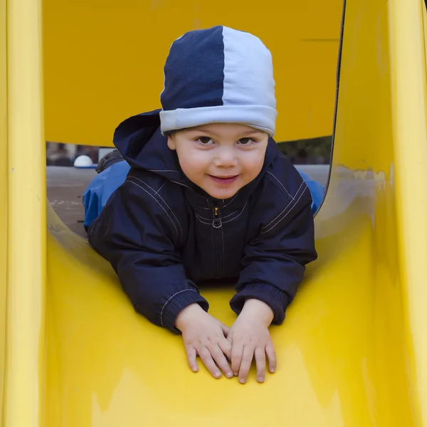 Criança no parque infantil . — Fotografia de Stock