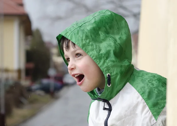 Enfant sous la pluie — Photo