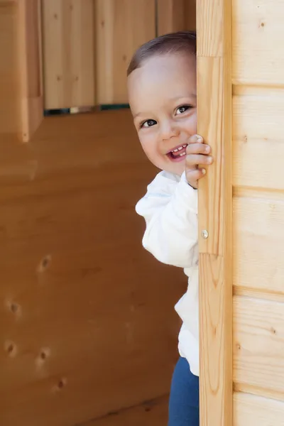 Bambino alla porta di legno — Foto Stock