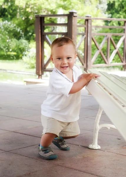 Kind lernt laufen — Stockfoto