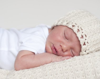 uyuyan yeni doğan bebek