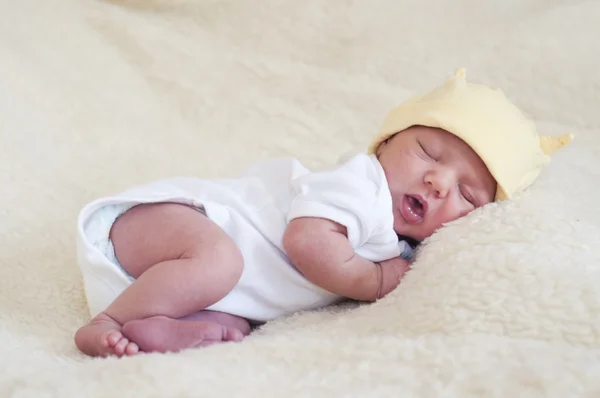 Bebé recién nacido durmiendo — Foto de Stock