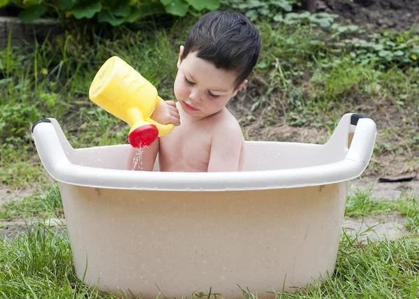 Child playing in water backet — Stock Photo, Image