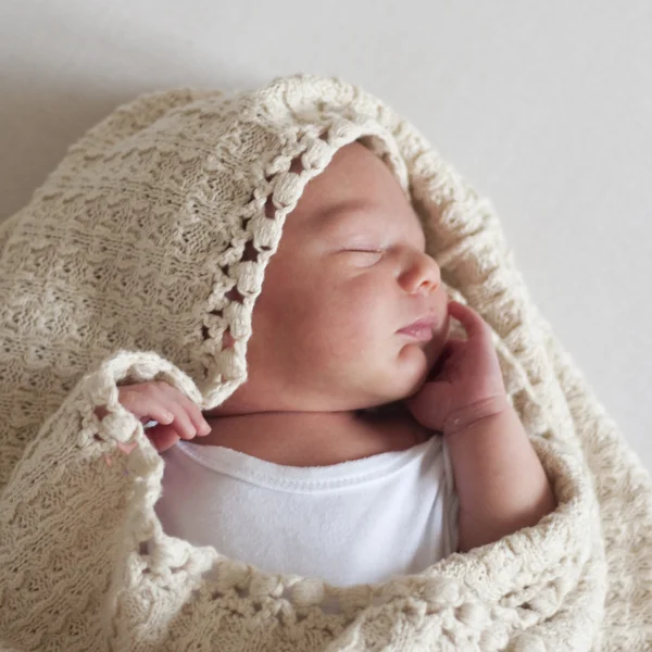 Slapende pasgeboren baby — Stockfoto