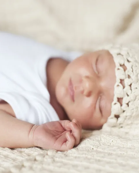 Bebé recién nacido dormido — Foto de Stock