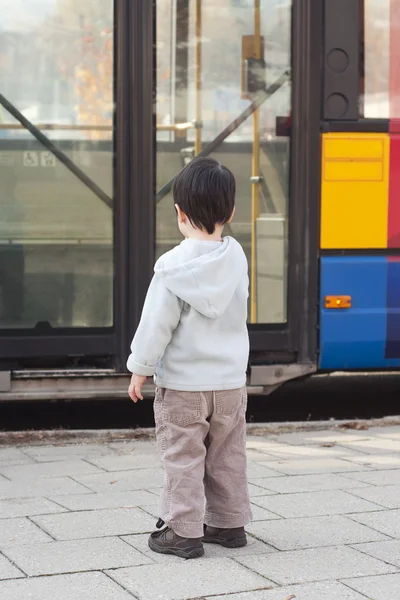 Niño en parada de autobús — Foto de Stock