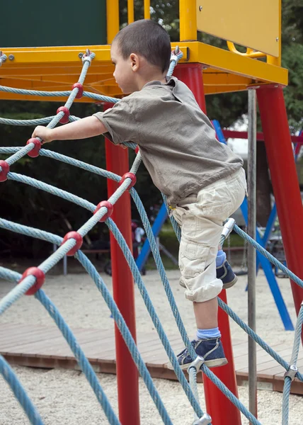 Enfant dans l'aire de jeux — Photo