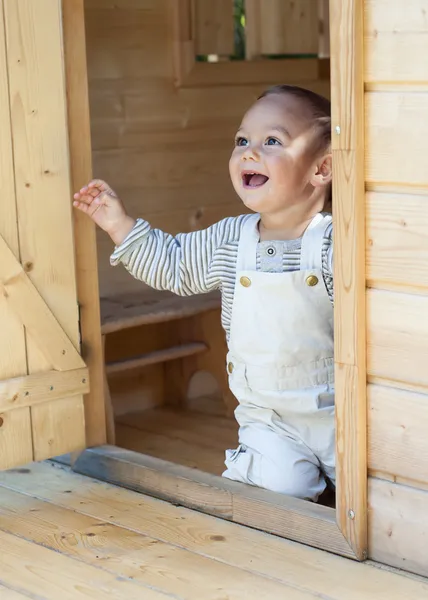Bahçe ya da oyuncak evi oynayan çocuk