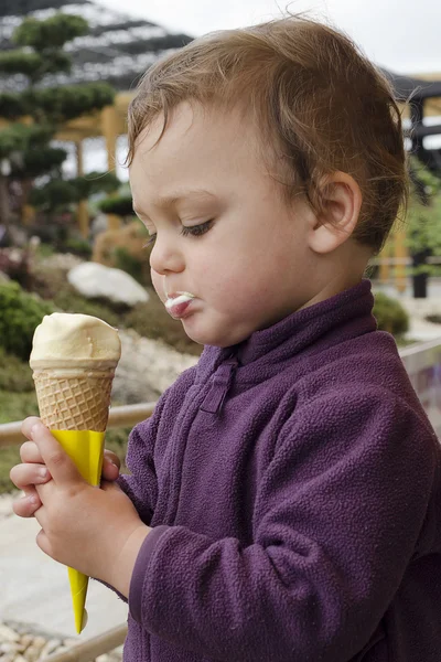 Bambino con gelato — Foto Stock
