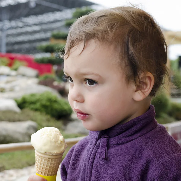 Niño con helado — Foto de Stock