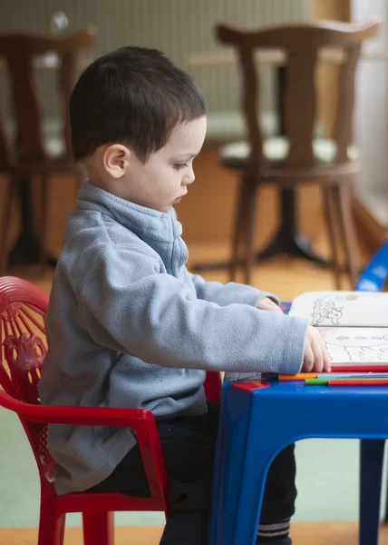 Colorazione bambino con pastelli — Foto Stock