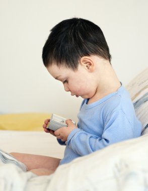 çocuk ile çalar saat