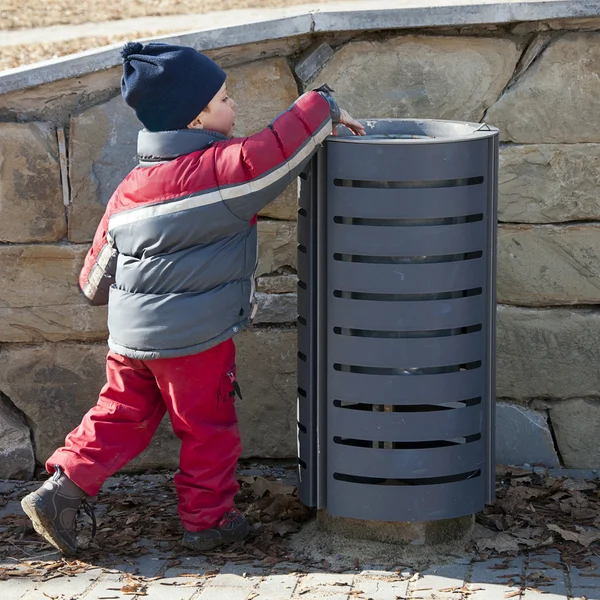 Child at rubbish bin — Stock Photo, Image