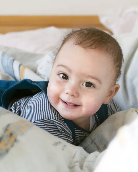 Bebê na cama — Fotografia de Stock