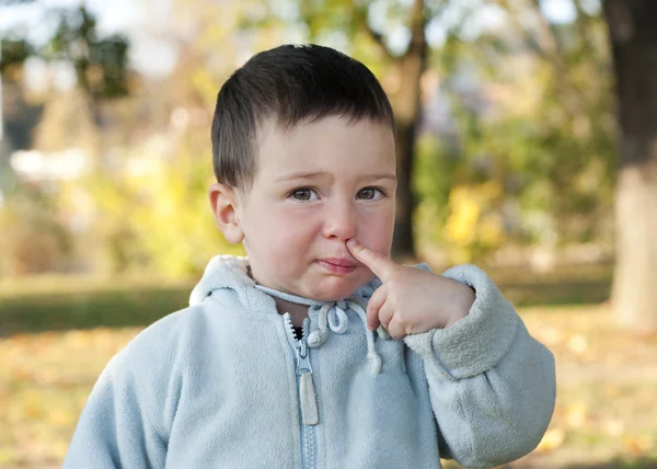 Child picking nose — Stock Photo, Image