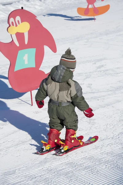 Детский катание на лыжах — стоковое фото