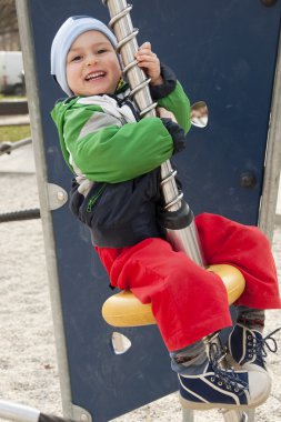 çocuk parkında oynayan