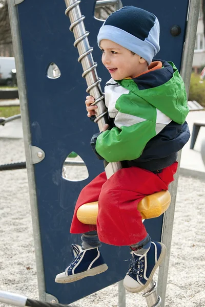 Criança brincando no playground — Fotografia de Stock