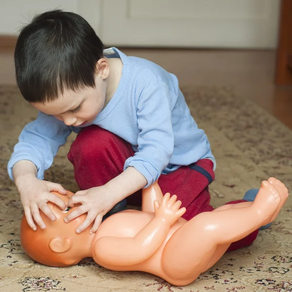 Niño jugando con muñeca — Foto de Stock