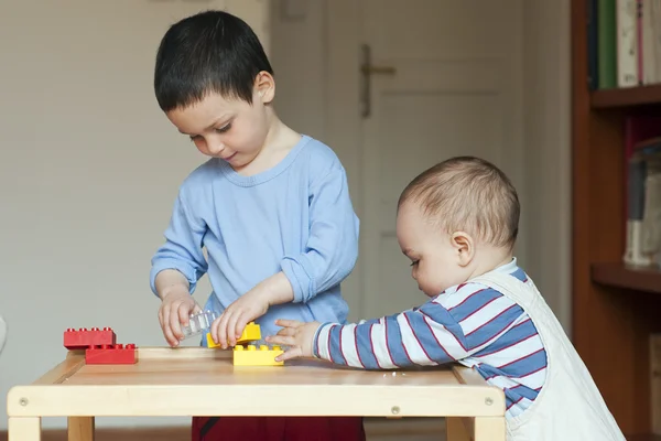 Barn spelar hemma med block — Stockfoto