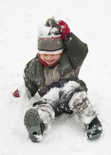 Kind in sneeuw in de winter — Stockfoto