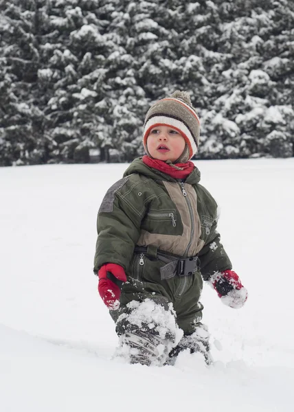 Niño jugando en la nieve — Foto de Stock