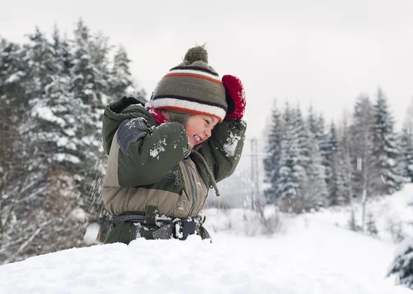 Kind in sneeuw in de winter — Stockfoto