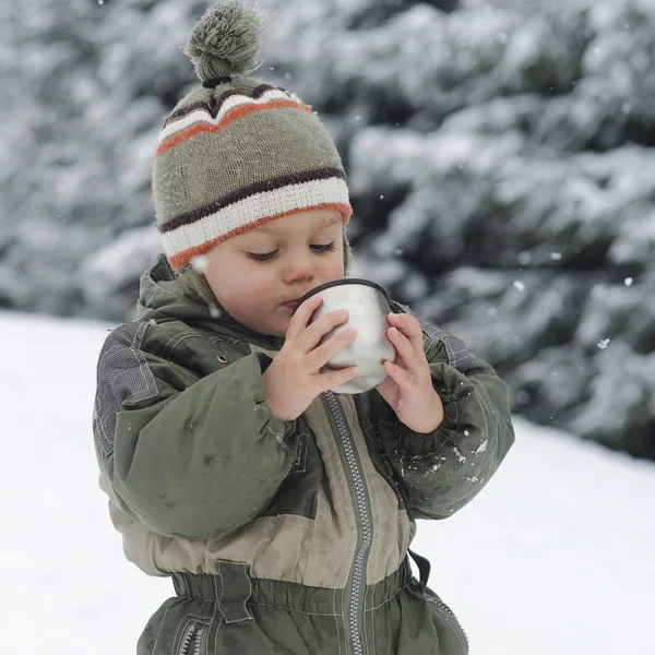 Gelukkig kind in de winter — Stockfoto