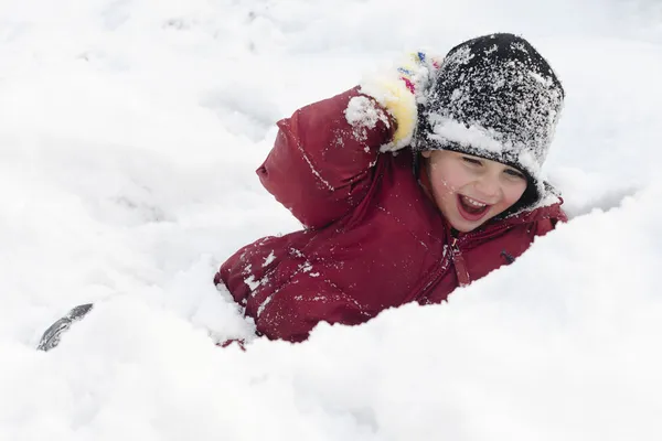 Kind in sneeuw — Stockfoto