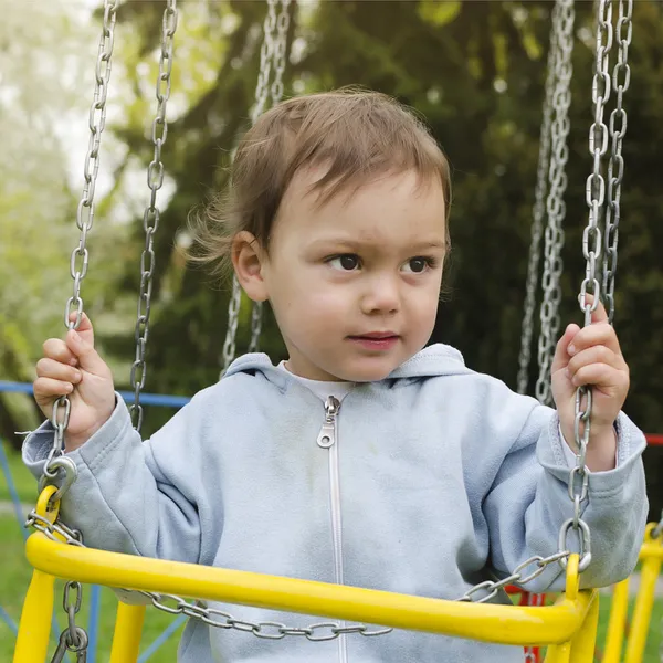 Kind op schommel — Stockfoto