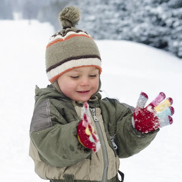 Kind spielt mit Schnee — Stockfoto