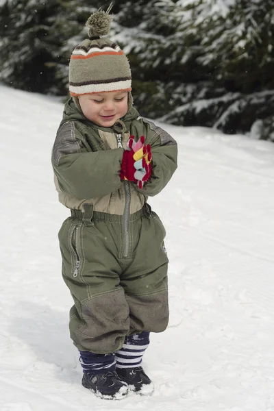 Lyckligt barn på vintern — Stockfoto