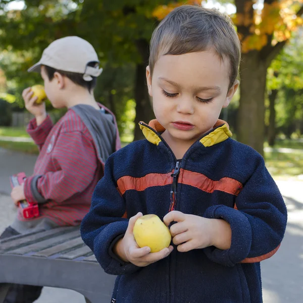 Kinderen eten apple — Stockfoto