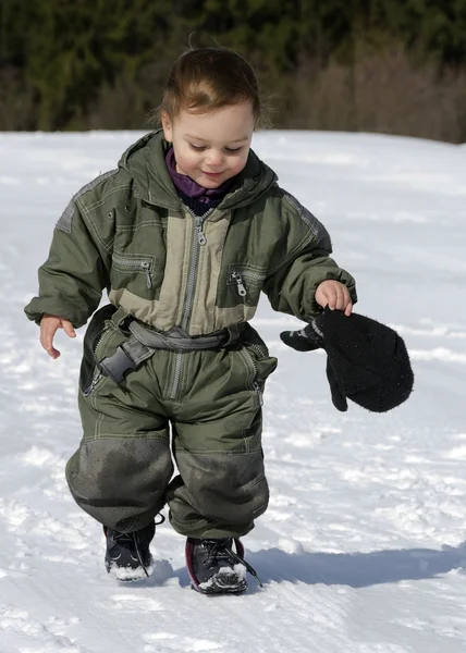 Bambino che cammina nella neve — Foto Stock