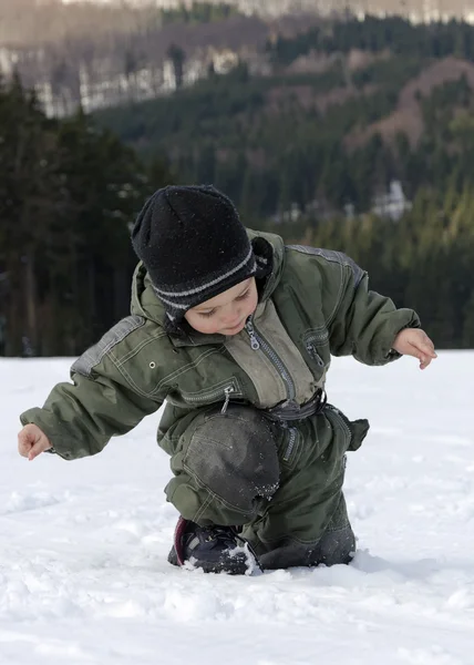 Kind wandelen in de sneeuw — Stockfoto