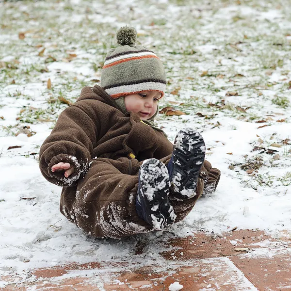 Bambino su strada ghiacciata scivolosa — Foto Stock