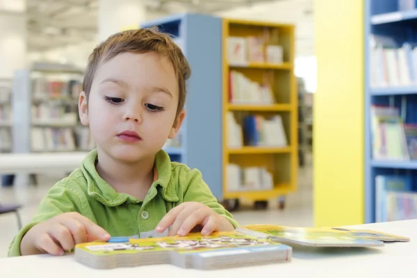 Libro di lettura bambino — Foto Stock