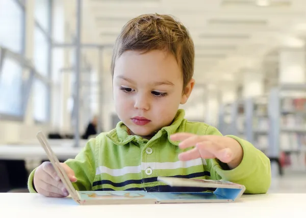 Libro di lettura bambino — Foto Stock