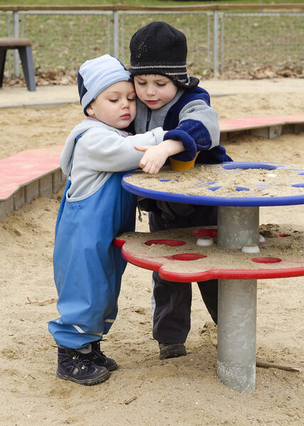 Дети на детской площадке
