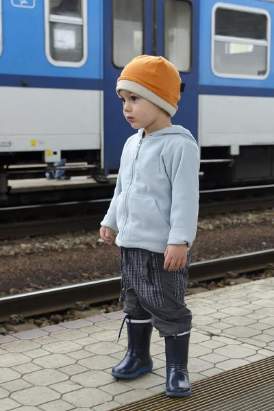 Child at train platform — Stock Photo, Image