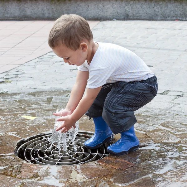 Child at water fountain — Stock Photo, Image
