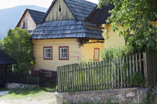 Традиційними дерев'яними будинками — стокове фото