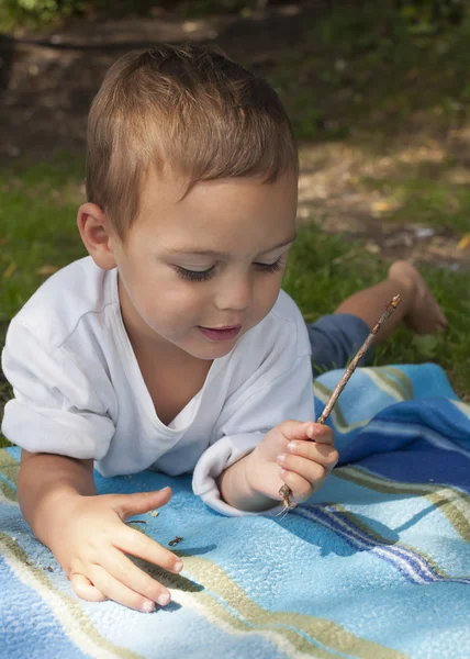 Enfant jouant dehors — Photo