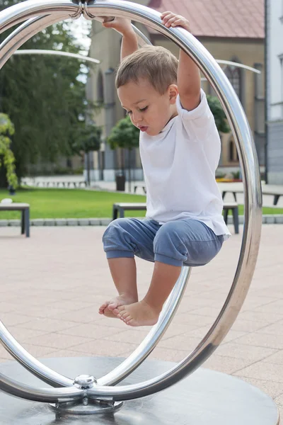 Ребёнок на детской площадке — стоковое фото