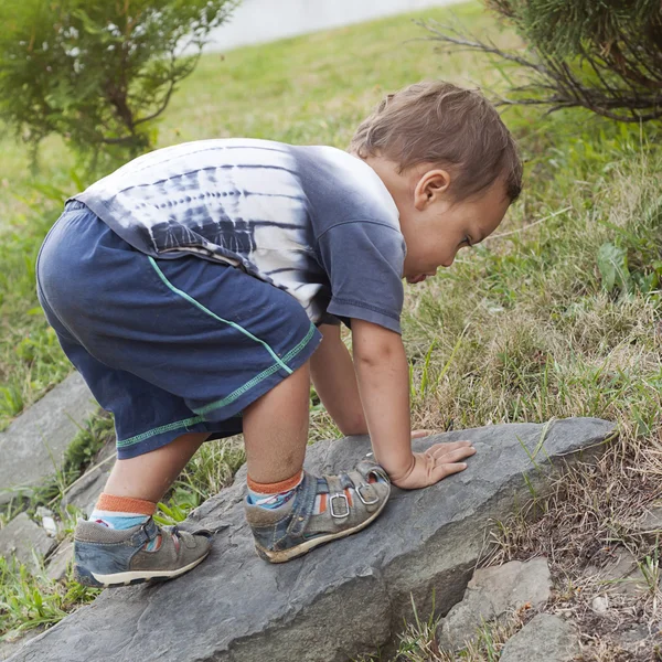 Toddler child climbing — Stock Photo, Image