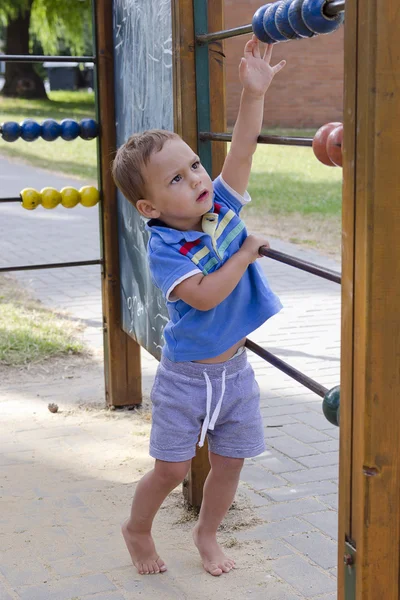 Niño jugando en el parque infantil —  Fotos de Stock