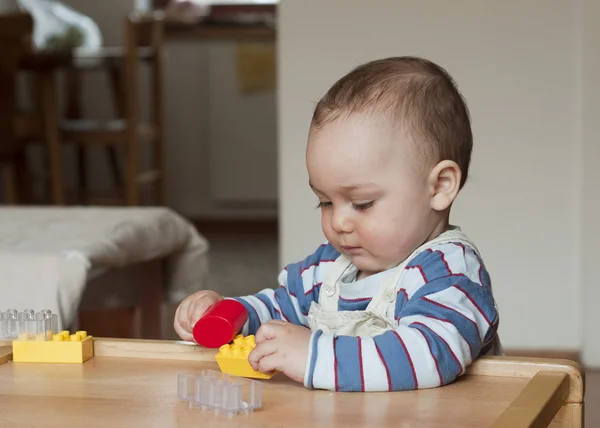 Niño pequeño jugando — Foto de Stock