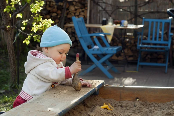 Child playing at sandbox — Stock Photo, Image