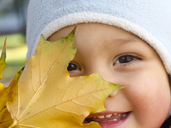 Bambino con foglia autunnale — Foto Stock