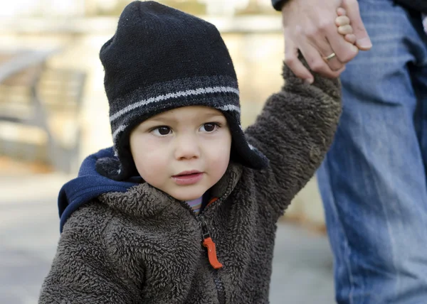 Držel ruku dítěte s rodičem — Stock fotografie